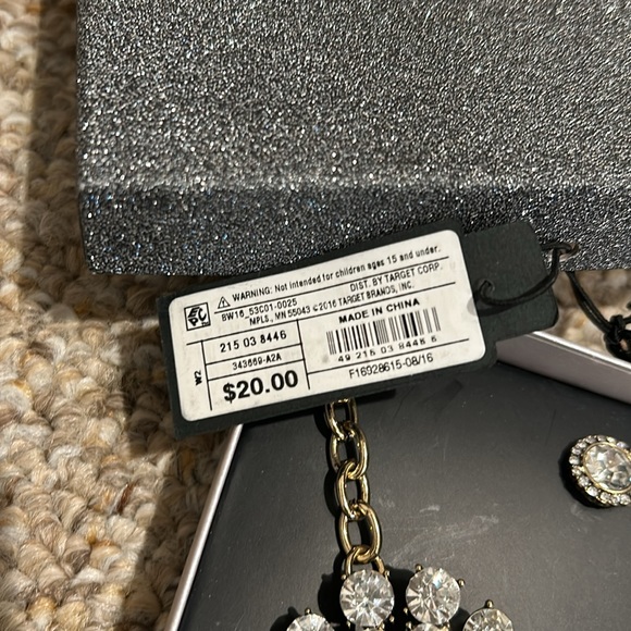 New in gift box Beautiful rhinestone statement necklace & earring set. - Picture 6 of 6